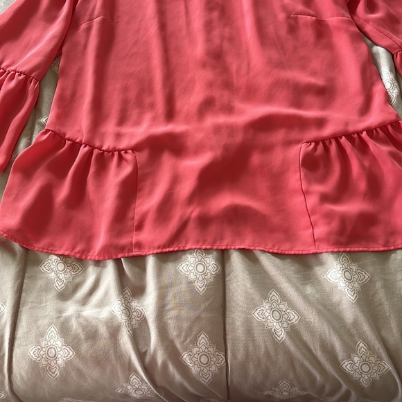 Banana Republic Salmon Colored Ruffle Bottom Blouse Size Small - Picture 2 of 6